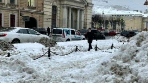Хоть чисть, хоть падай: Куда обращаться за компенсацией после прилета сосулькой по голове или машине